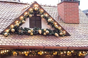 4 Tips for Safely Decorating Your Roof For the Holidays